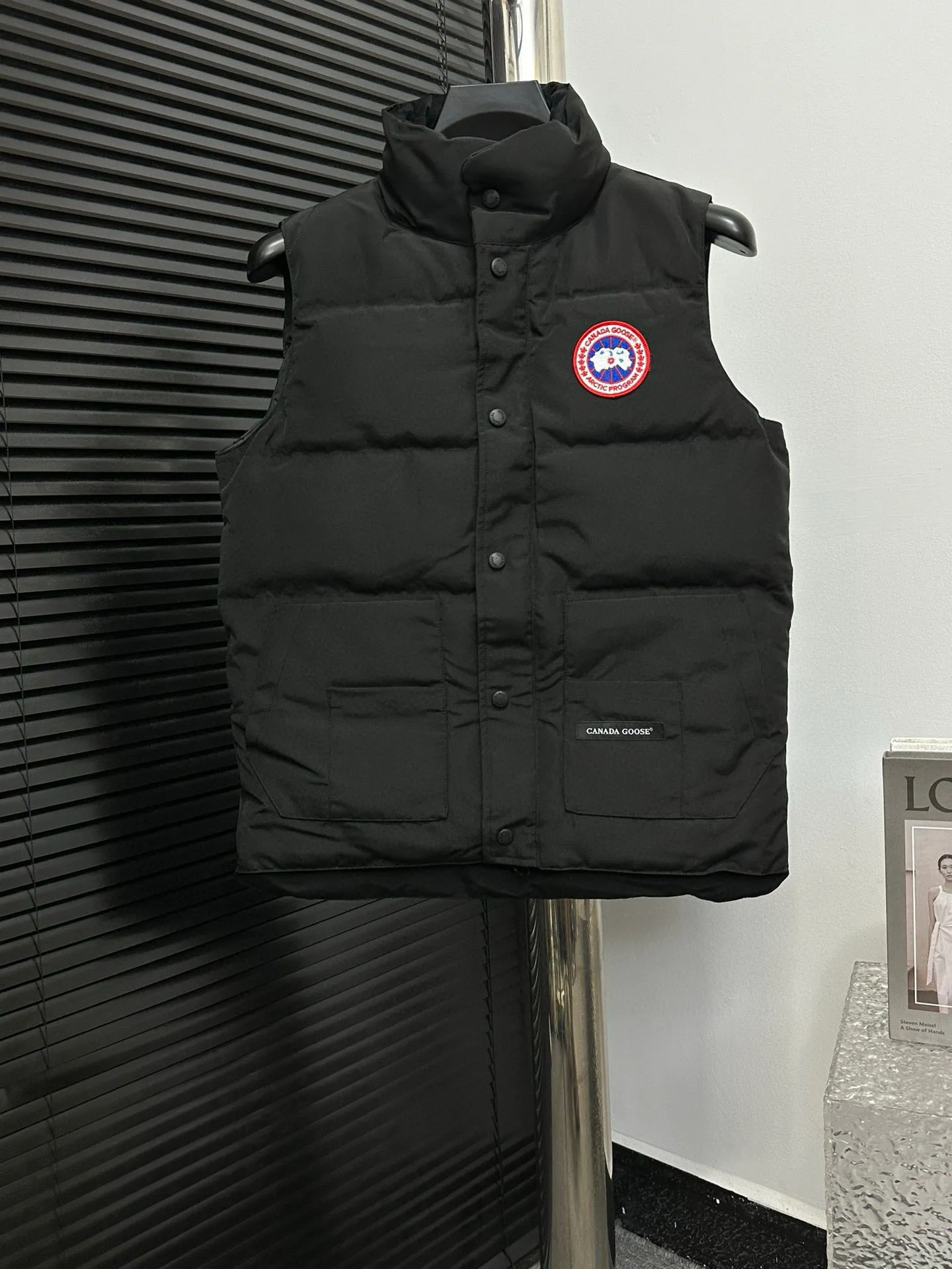 P360 [Canada Goose] Canada Goose #Freestyle Crew 4154M Men’s and Women’s Vest Down# ➖ Imported Behringer embroidery machine with customized 10,000-needle embroidery logo! ➖ Imported 21-count polyester-cotton blended original fabric, using Feather-Light 10D waterproof coating fabric, made of 84.5% polyester fiber and 15.5% cotton, 100% the best feel in the entire network! ➖ The genuine official website uses the national standard 80 white duck down, and will never be misled by false claims such as 90 down or goose down! ➖ 100% nylon nylon lining with double double-layer sealing design to prevent velvet from running away. Top-grade polar fleece is used in the collar and pockets to keep warm and comfortable! ➖ Yoshida YKK provides original custom-made electroplated sliders. YKK two-way lockable zippers are tight and smooth and will not peel off paint! ➖ 3M composite original Velcro is durable, and all accessories and hardware are disassembled and customized! ⛔No slander, no exaggeration, no need for too much copywriting, because it is focused, it is professional!  SIZE: XS S M L XL XXL